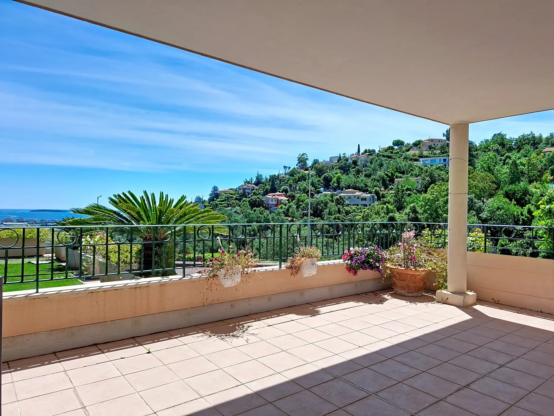 VENTE APT-VILLA AVEC VUE PANORAMIQUE, JARDIN PRIVATIF ET PISCINE