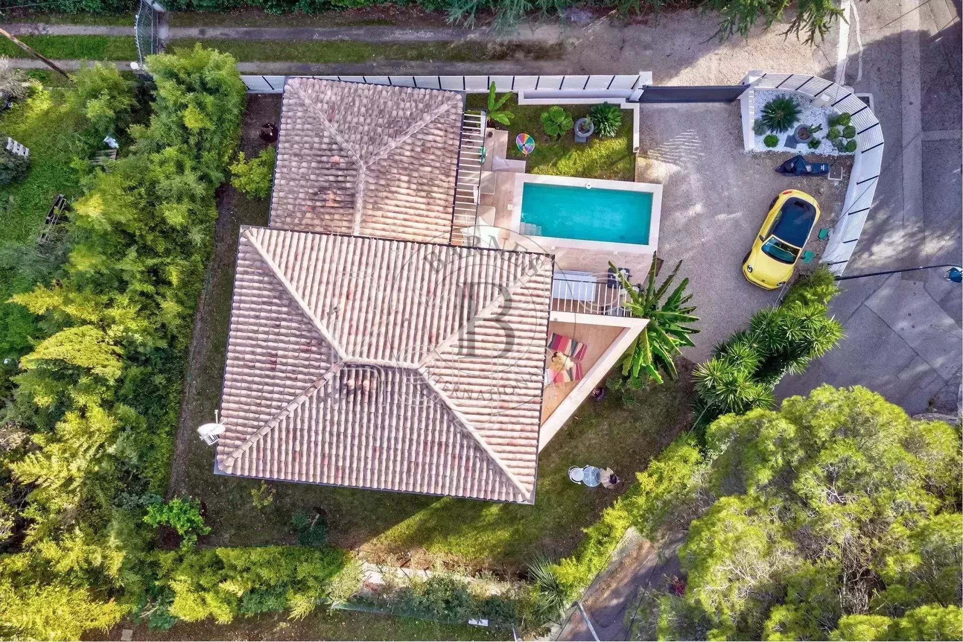 MOUGINS - VILLA NEUVE - AU PIED DU VILLAGE