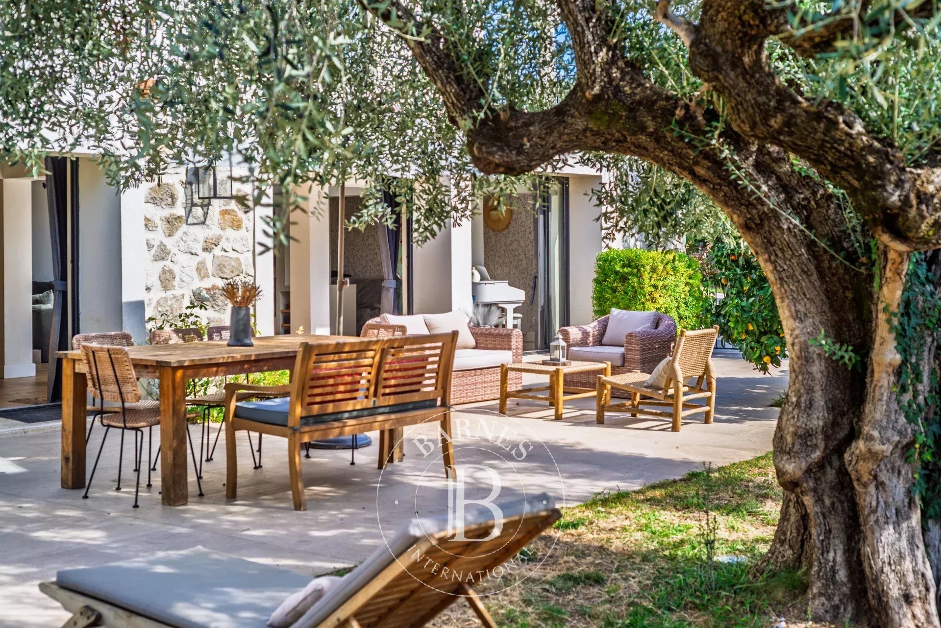 Roquefort-les-Pins - Villa de caractère avec maison d’amis et 3 appartements indépendants - 9 chambres