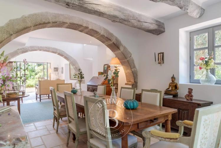 BIOT - Propriété de caractère avec chapelle sur plus de 2 hectares