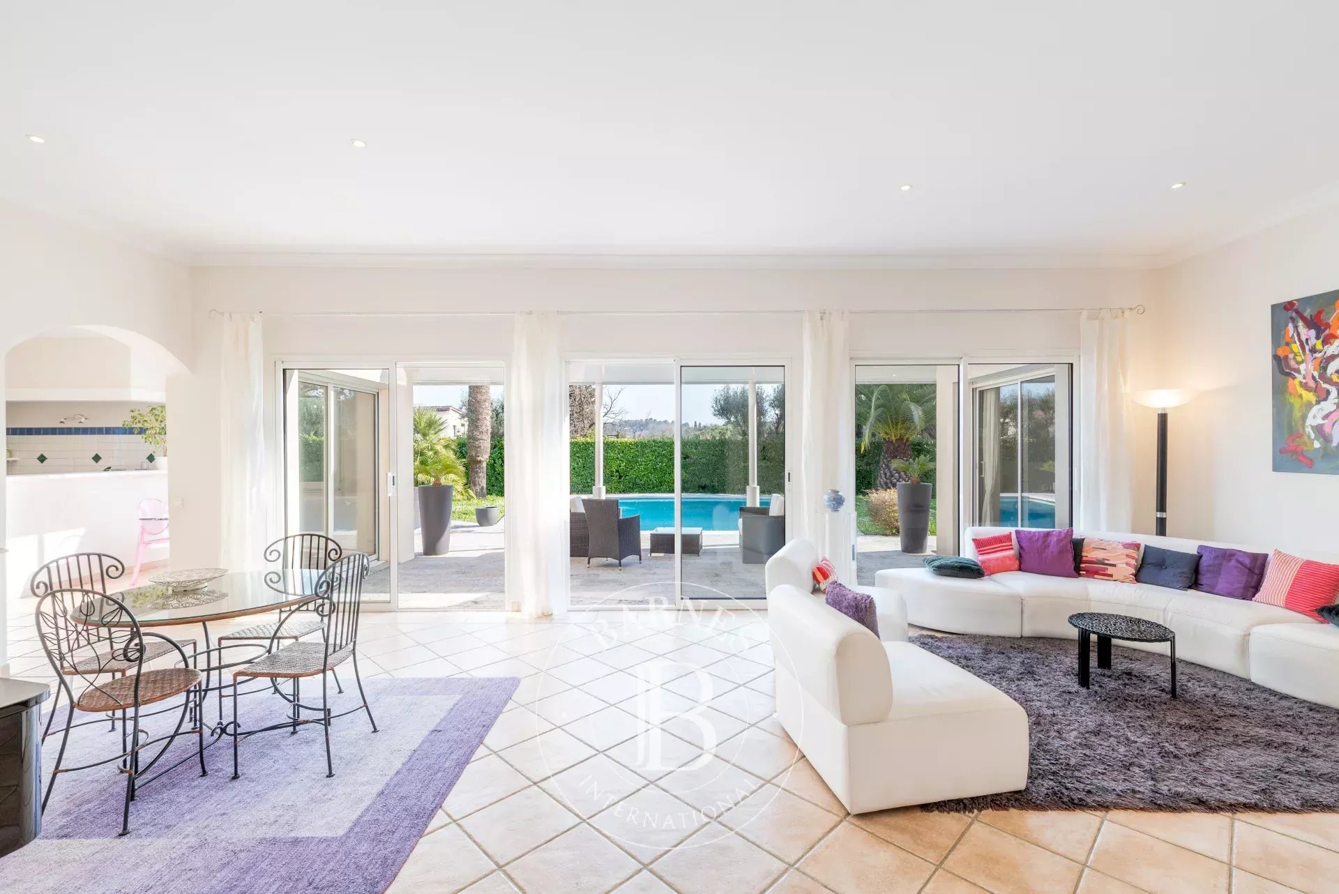 À pied du village de Valbonne – Villa plein sud, piscine, studio indépendant