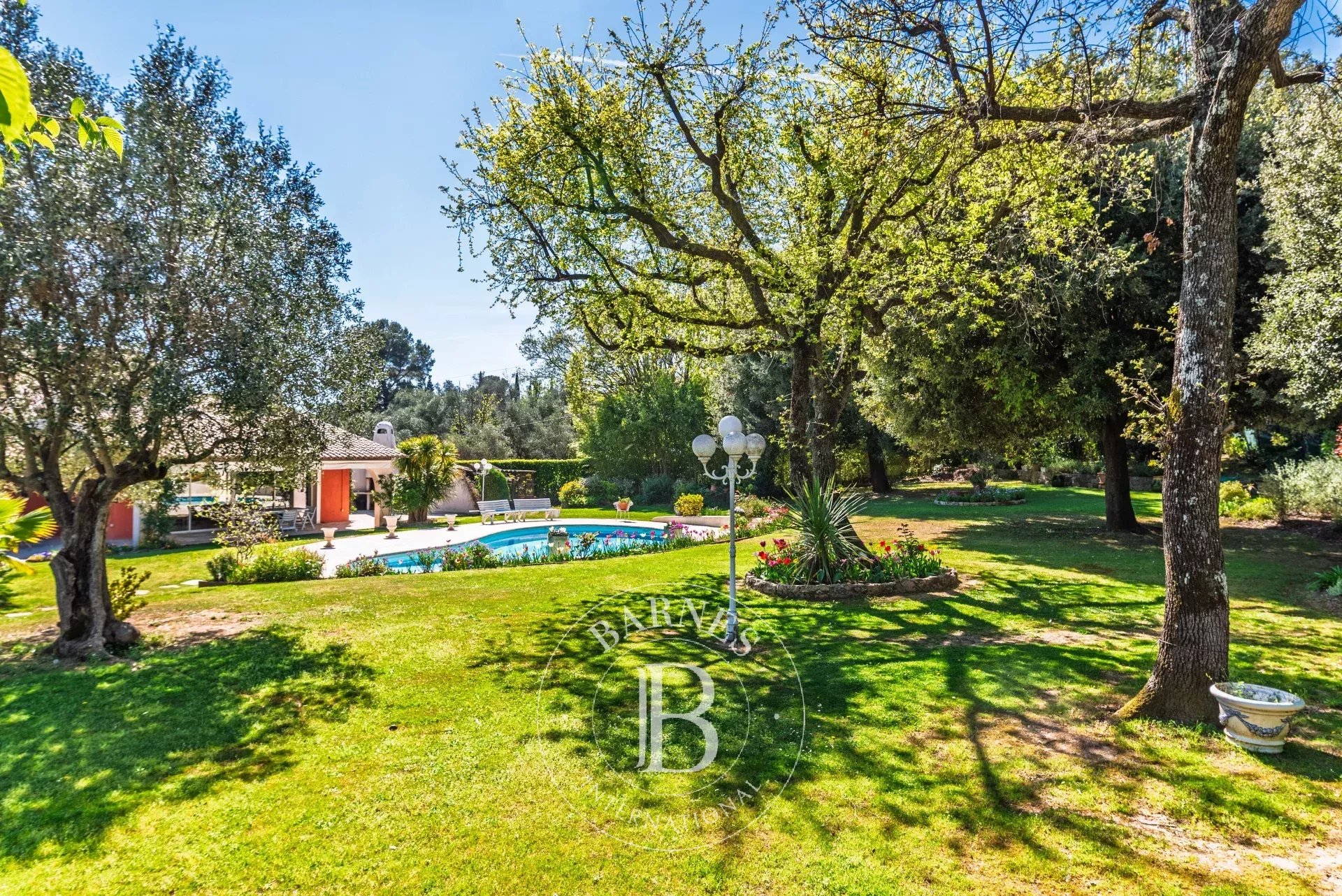 Le Rouret – Villa vue mer, domaine fermé, plein sud, 4 chambres, sous-sol complet