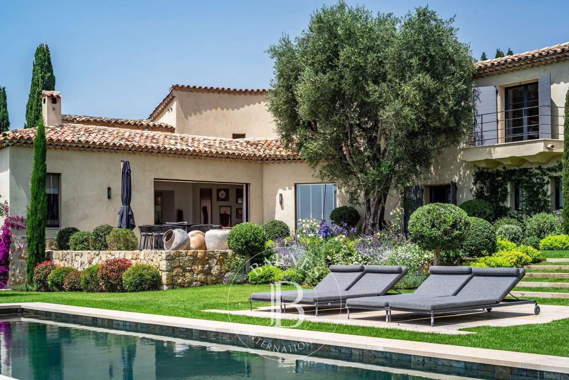 PROCHE MOUGINS – PROPRIÉTÉ D’EXCEPTION – VUE MER