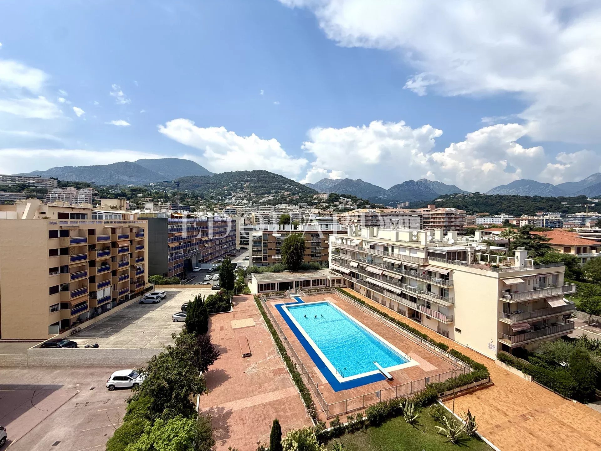 Trois pièces en dernier étage avec deux terrasses,  superbe vue mer panoramique, cave et garage