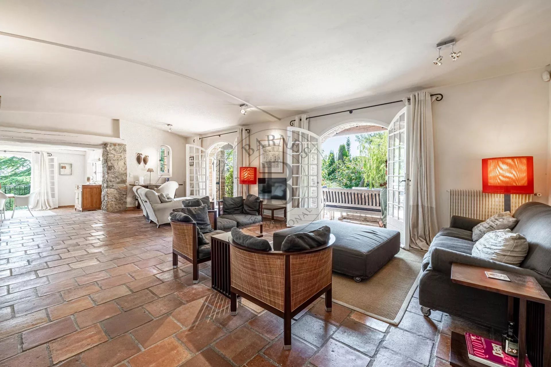 PROCHE MOUGINS – MAS EN PIERRE