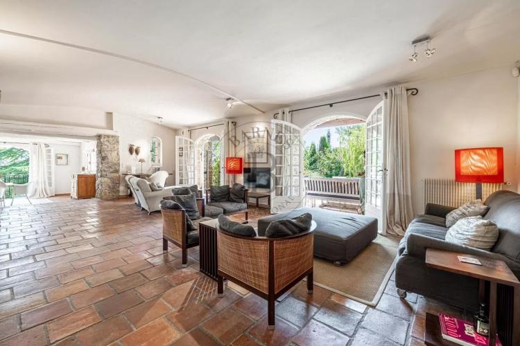 PROCHE MOUGINS – MAS EN PIERRE