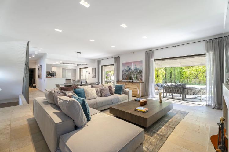 Villa récente à pied de la plage et proche du village de Saint-Tropez à vendre