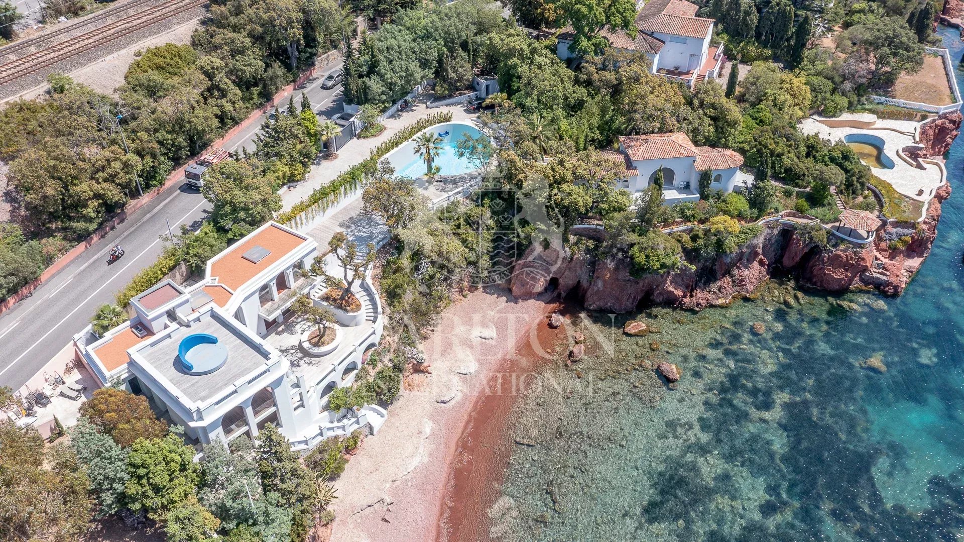 Propriété d'exception offrant deux accès privés à la mer méditerannée