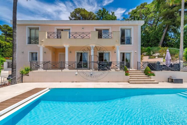 MOUGINS - VILLA AVEC VUE DANS DOMAINE SECURISE