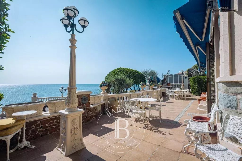 SAINT-RAPHAËL - VILLA "BELLE-EPOQUE" PIEDS DANS L'EAU