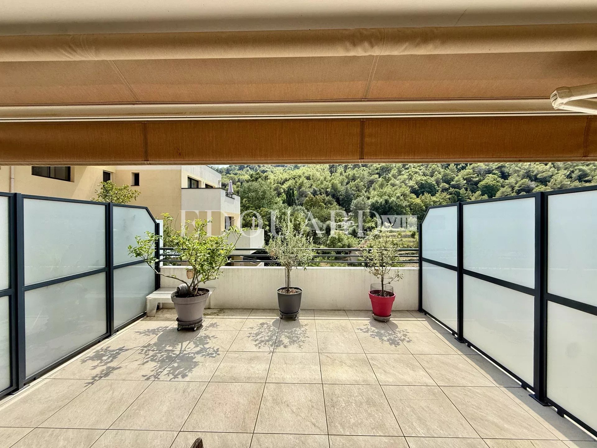 Bel trois pièces en excellent état dans résidence moderne avec piscine et performante sur le plan énergétique
