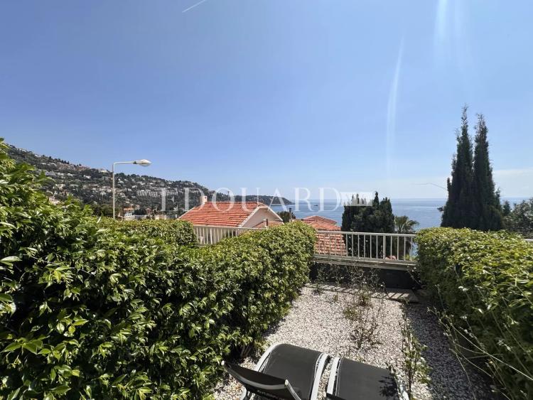 Petit studio en très bon état avec terrasse couverte, agréable jardin et magnifique vue mer panoramique