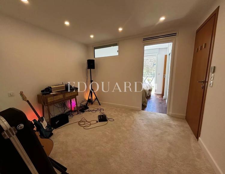 En exclusivité superbe trois pièces avec deux grandes terrasses et parking, limitrophe de la Principauté de Monaco