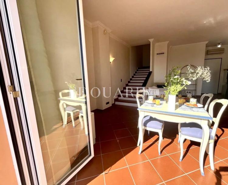 Dans un domaine privé et sécurisé, à vendre villa de prestige avec vue panoramique sur la Principauté de Monaco