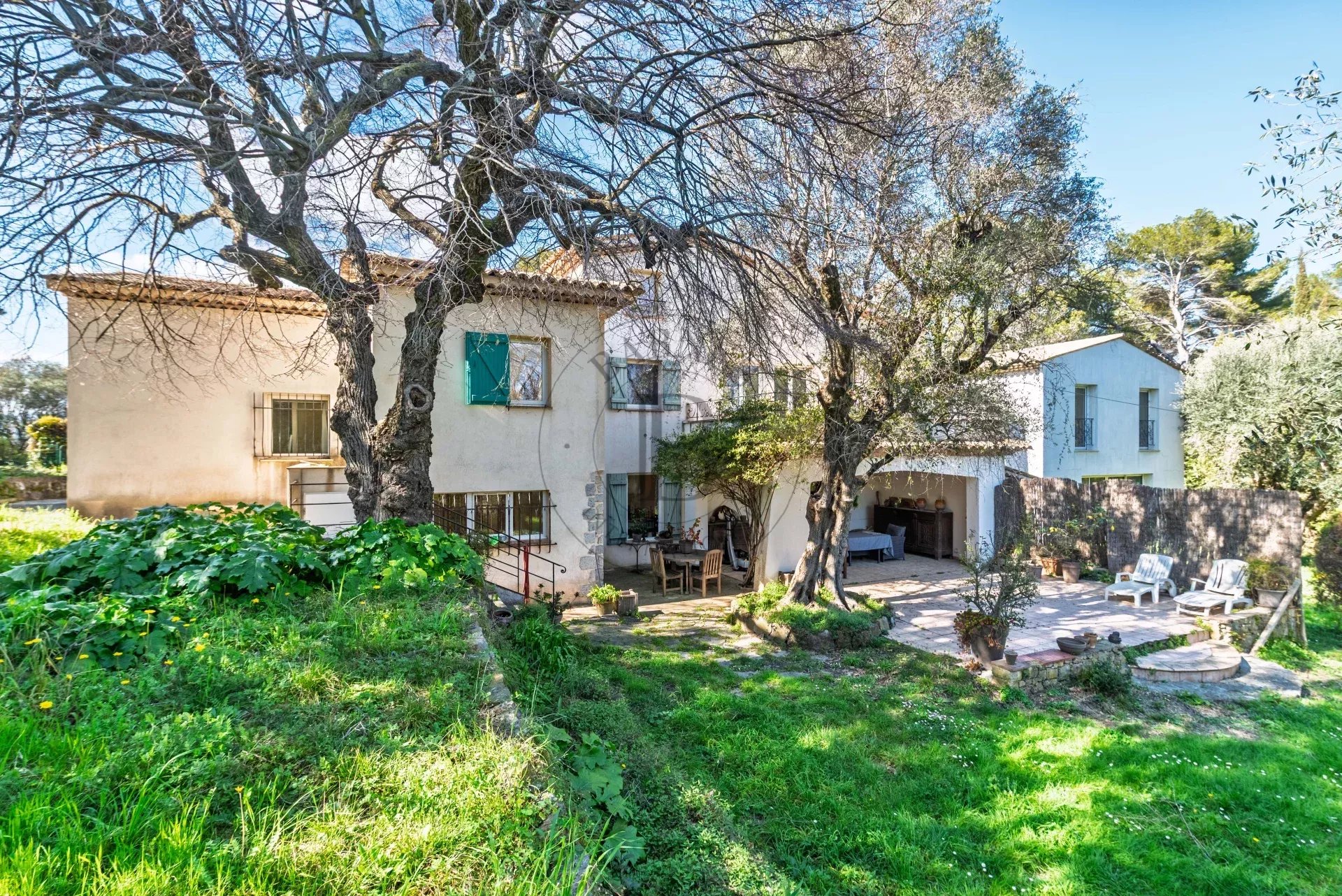MOUGINS – PEYROUES – BELLE PROPRIÉTÉ À FORT POTENTIEL