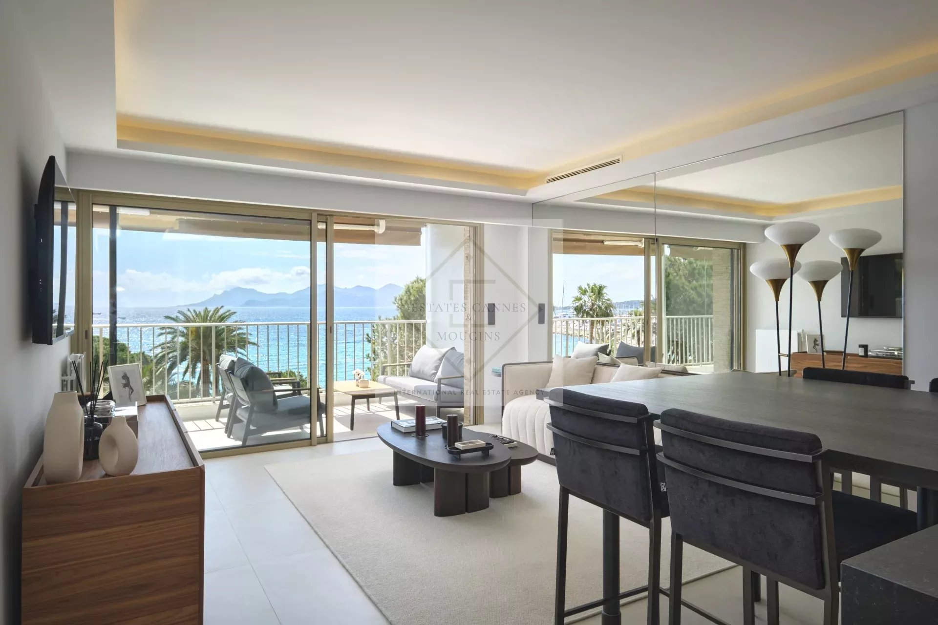 Cannes Croisette – Superbe 3 pièces rénové avec vue panoramique sur la baie de Cannes !