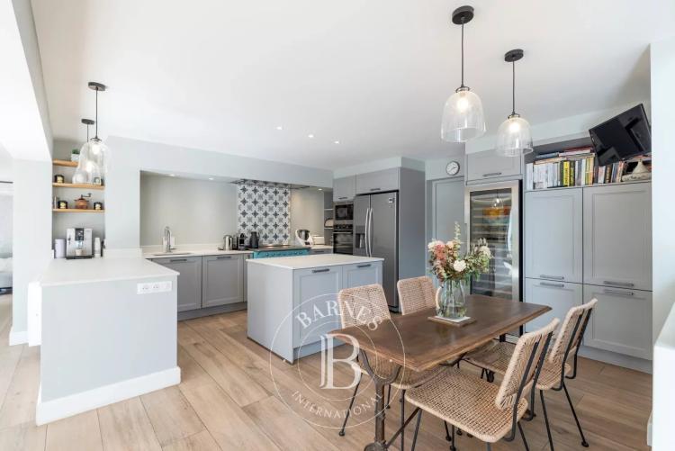 Roquefort-les-Pins - Villa de caractère avec maison d’amis et 3 appartements indépendants - 9 chambres