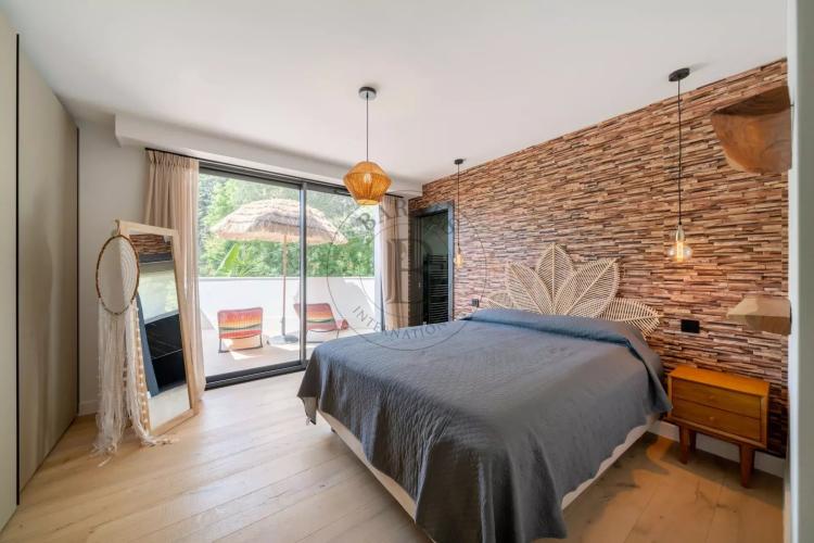 MOUGINS - VILLA NEUVE - AU PIED DU VILLAGE
