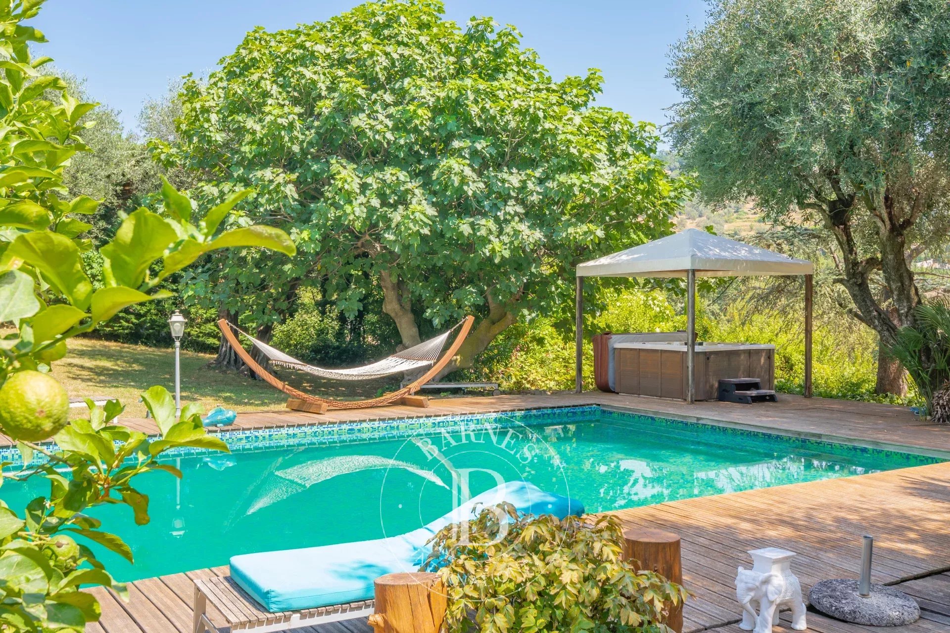 Opio - Superbe mas en pierre - Terrain de 6000 m2 avec piscine et jacuzzi à pied des commerces