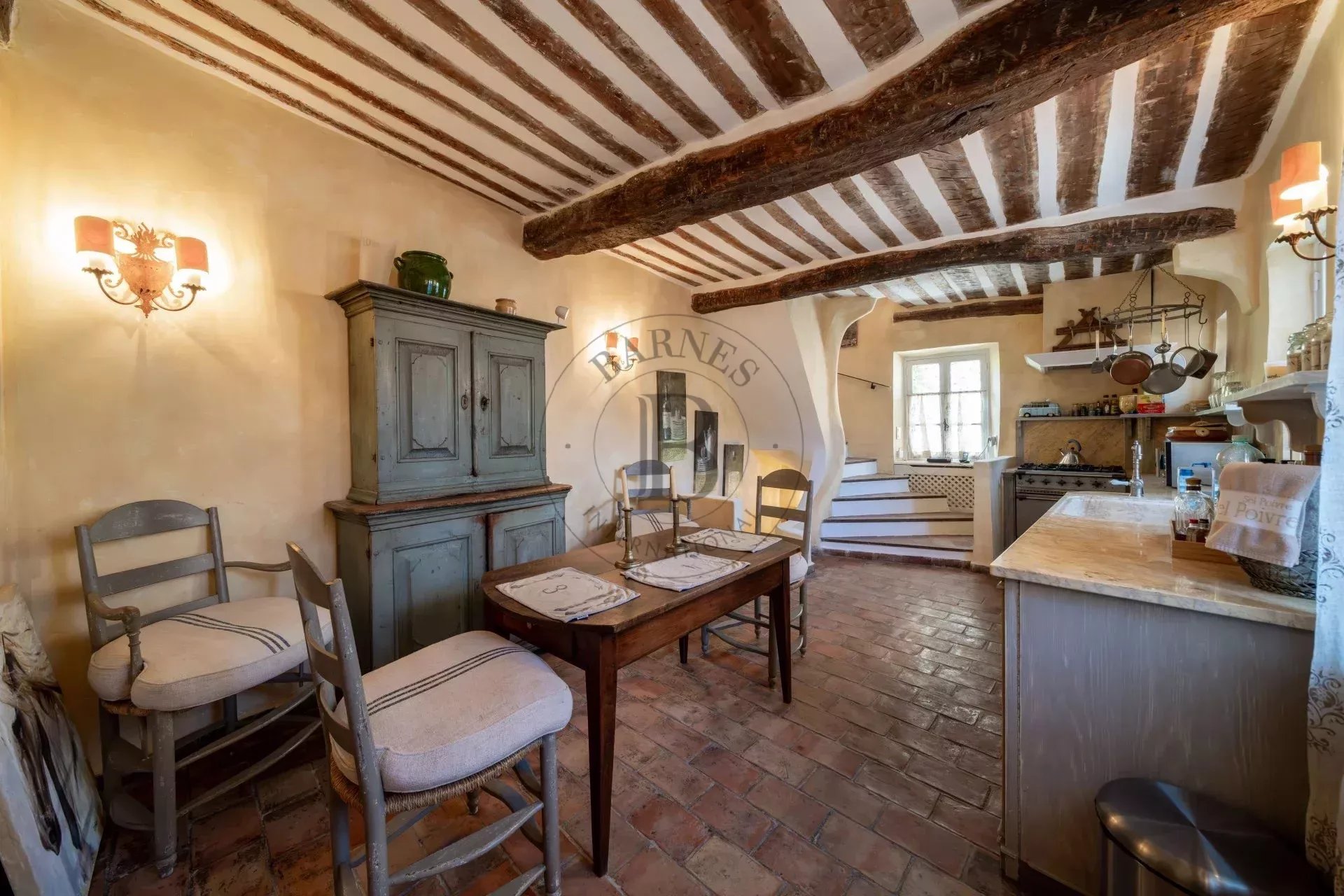 MOUGINS- MAISON DE VILLAGE- PROCHE DES COMMODITÉS