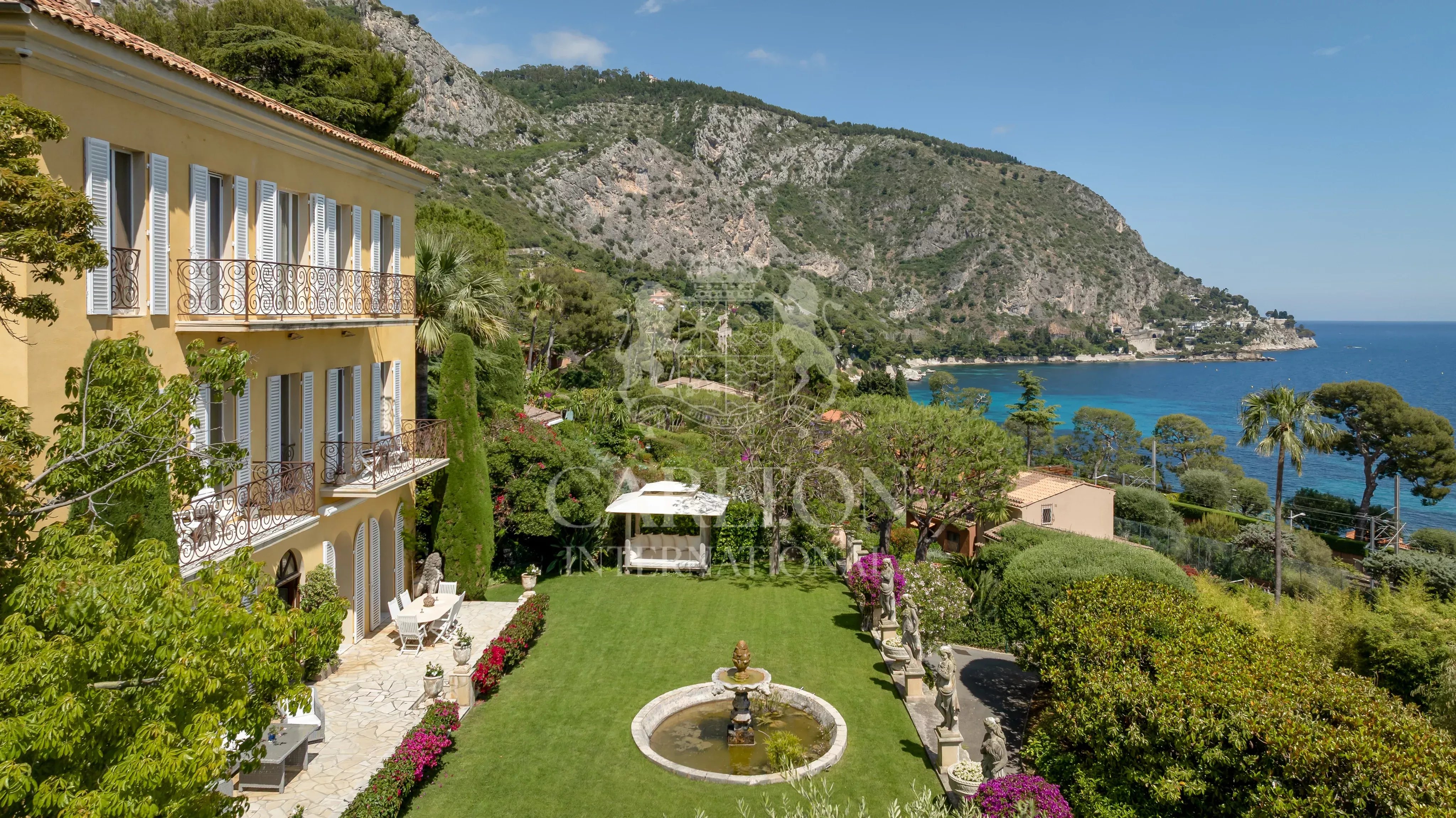 Villa d’exception à pied des plages, offrant une vue mer panoramique et deux maisons d’invités