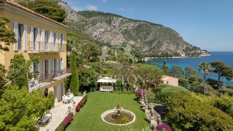 Villa d’exception à pied des plages, offrant une vue mer panoramique et deux maisons d’invités