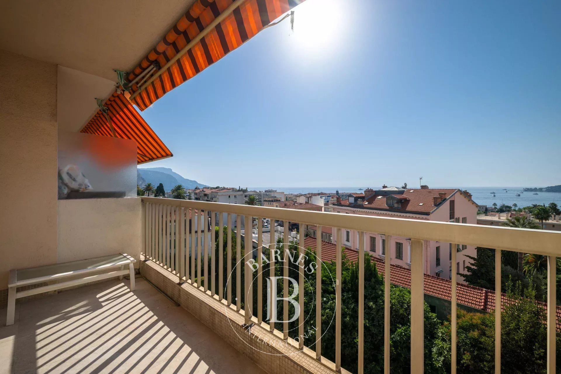 BEAULIEU-SUR-MER – APPARTEMENT D’EXCEPTION AU DERNIER ÉTAGE - VUE MER ET MONTAGNE