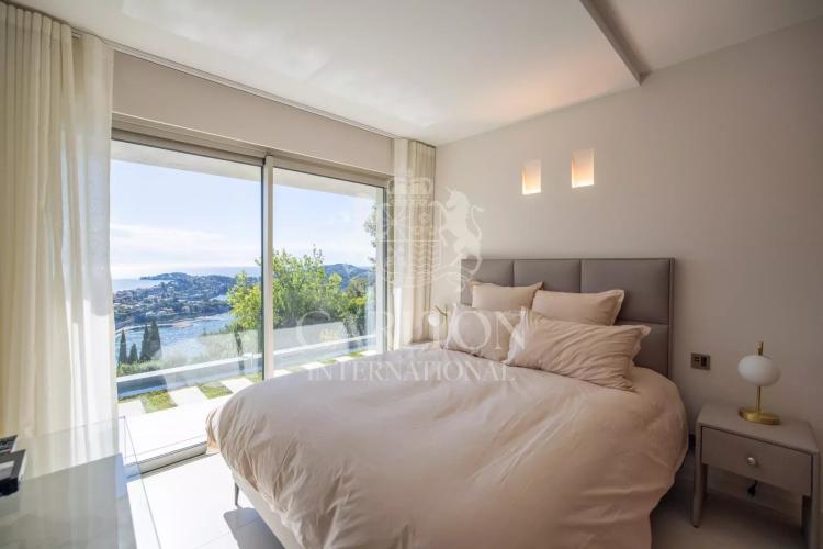 Prestigieuse villa contemporaine avec vue panoramique sur la mer