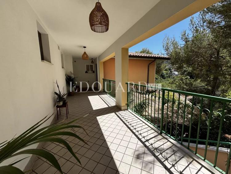 En exclusivité superbe trois pièces avec deux grandes terrasses et parking, limitrophe de la Principauté de Monaco