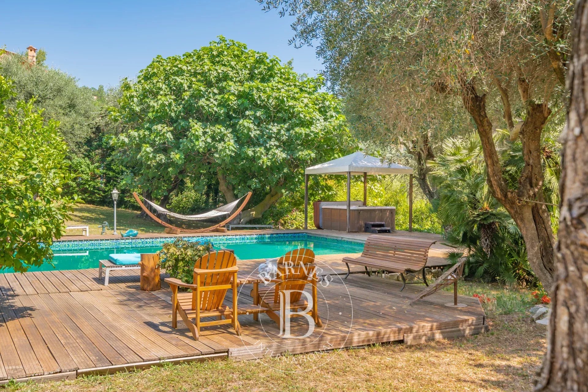 Opio - Superbe mas en pierre - Terrain de 6000 m2 avec piscine et jacuzzi à pied des commerces