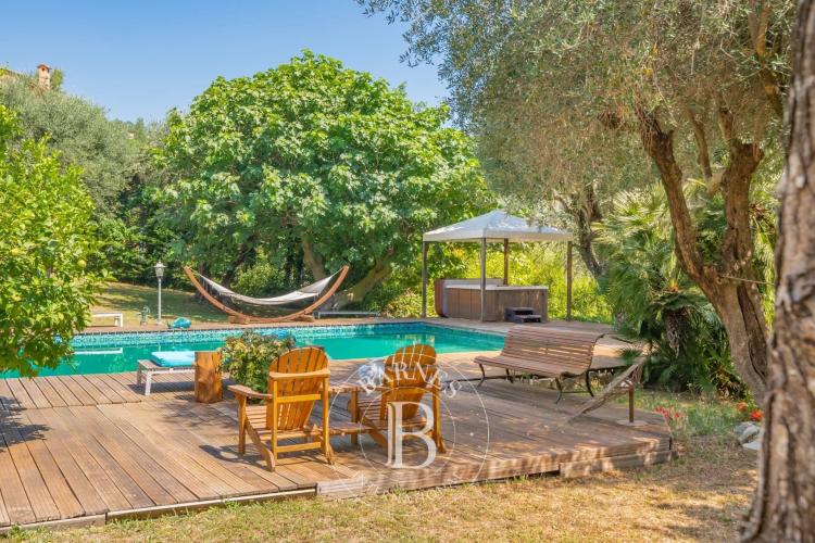 Opio - Superbe mas en pierre - Terrain de 6000 m2 avec piscine et jacuzzi à pied des commerces