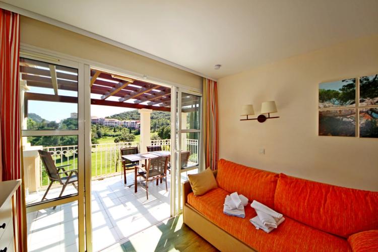 AGAY CAP ESTEREL ALLEE DES FLEURS 2 PIECES DERNIER ETAGE. LARGE TERRASSE.PARKING