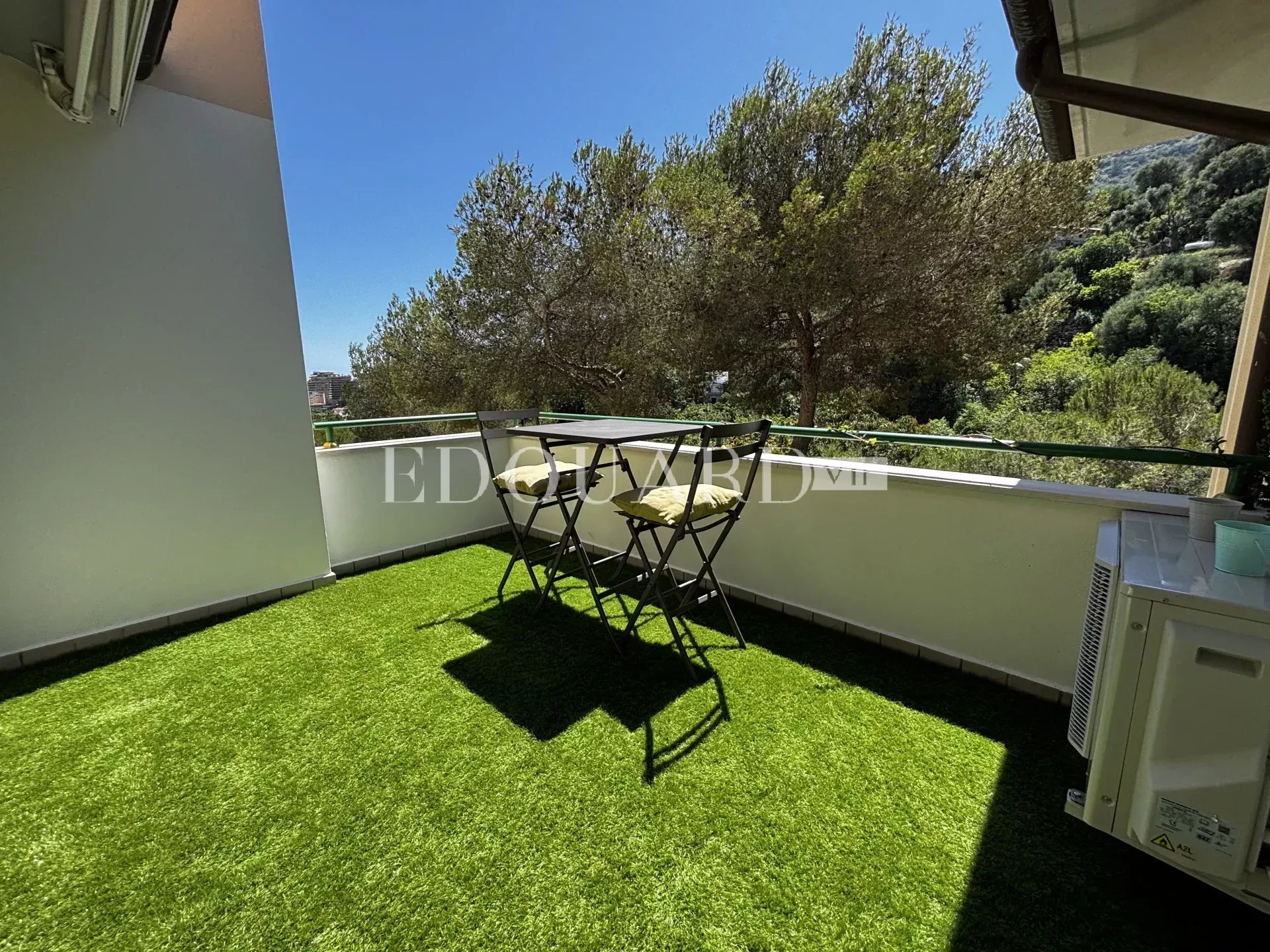 En exclusivité superbe trois pièces avec deux grandes terrasses et parking, limitrophe de la Principauté de Monaco