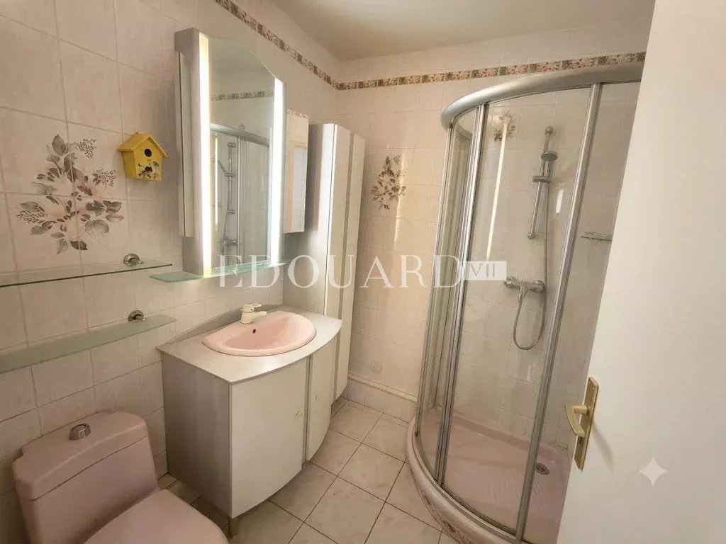Dans le quartier du Riviera, à vendre grand studio en dernier étage avec terrasse, cave et garage