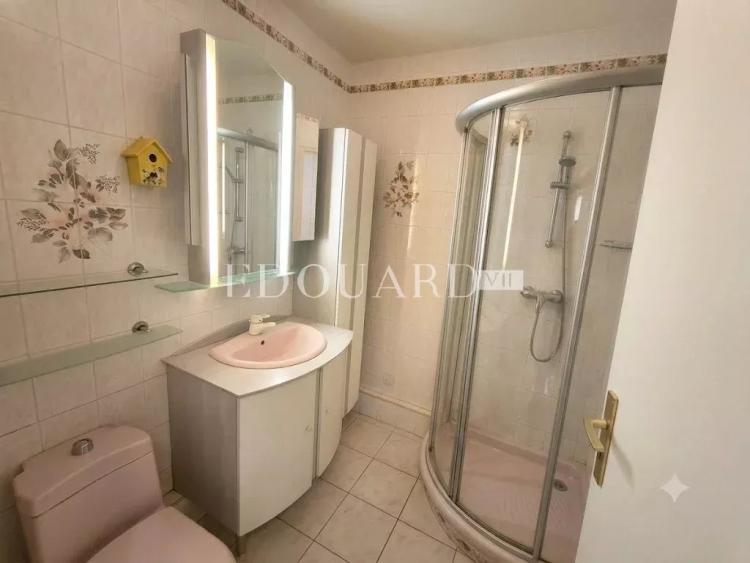 Dans le quartier du Riviera, à vendre grand studio en dernier étage avec terrasse, cave et garage