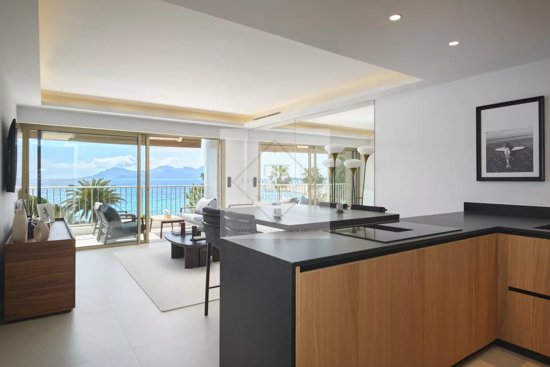 Cannes Croisette – Superbe 3 pièces rénové avec vue panoramique sur la baie de Cannes !