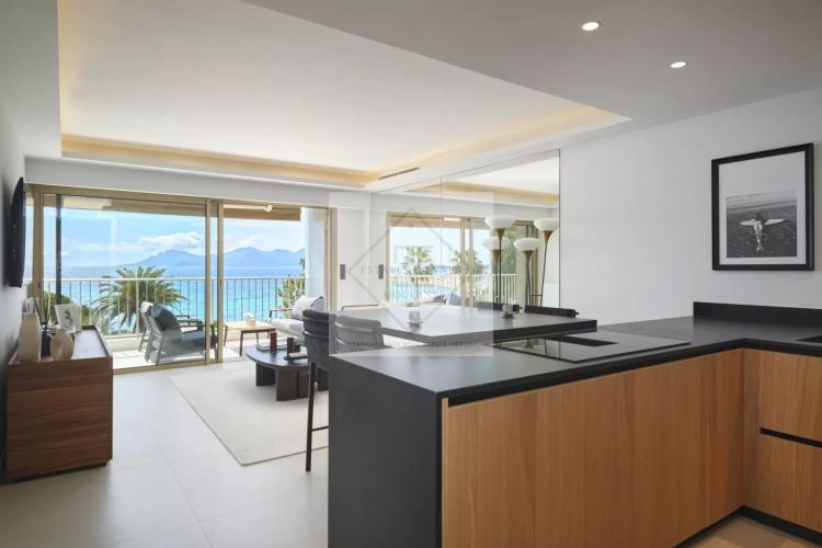 Cannes Croisette – Superbe 3 pièces rénové avec vue panoramique sur la baie de Cannes !