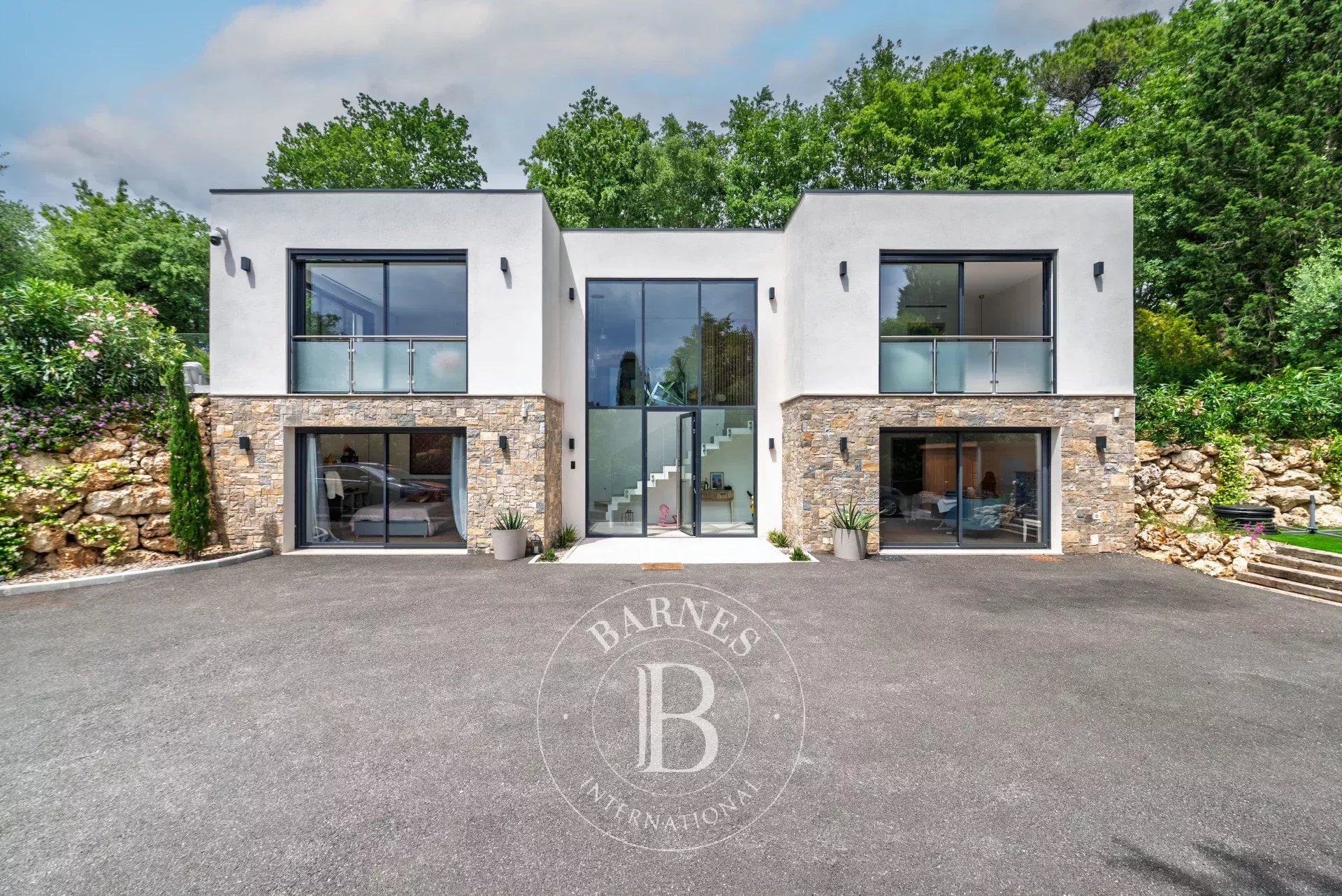5mn de Valbonne - Magnifique maison contemporaine – 5 chambres – Domotique – Piscine – Studio indépendant