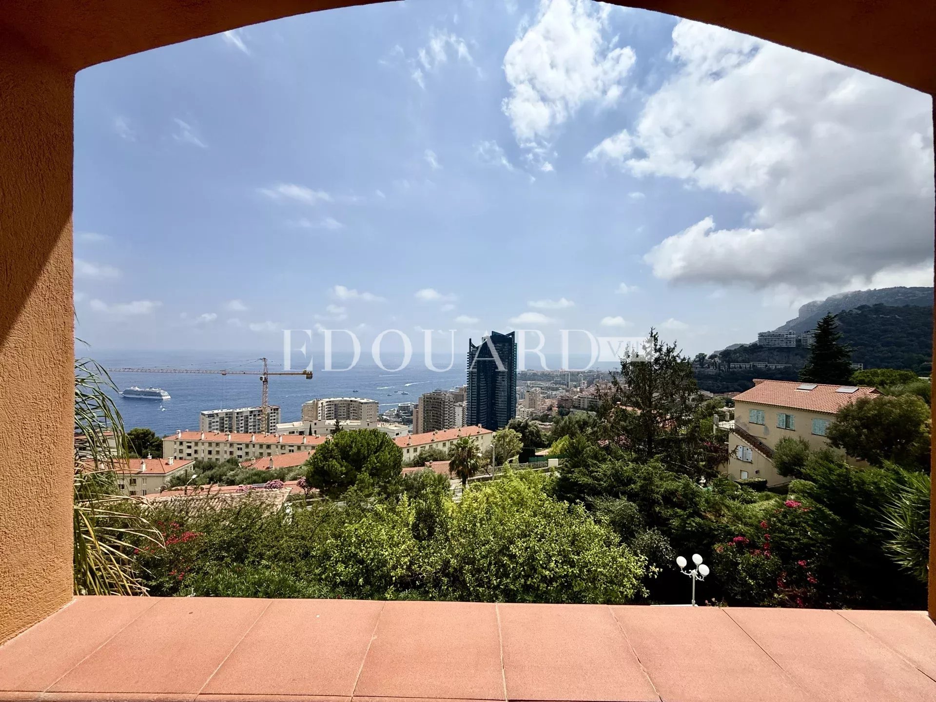 Dans un domaine privé et sécurisé, à vendre villa de prestige avec vue panoramique sur la Principauté de Monaco