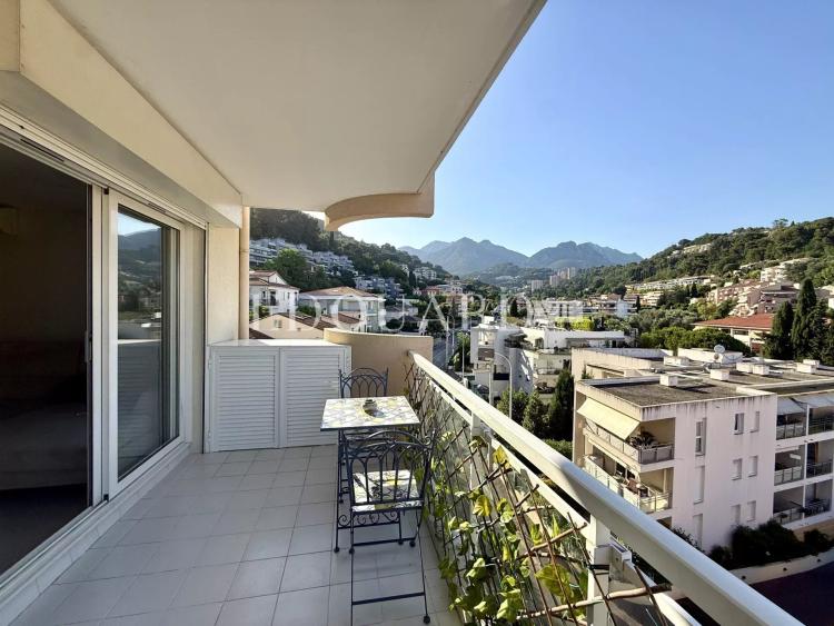 Sur la commune de Roquebrune Cap Martin, trois pièces avec terrasse, belle vue dégagée et grand garage