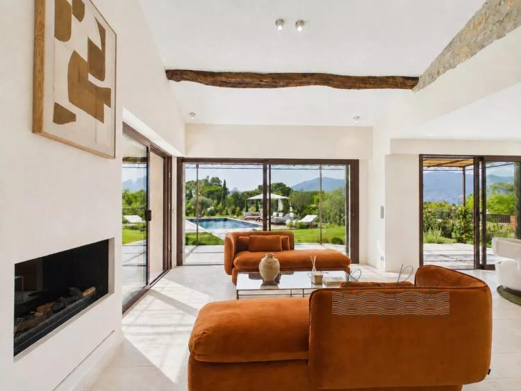 VILLA DE CHARME AVEC VUE DANS LE SECTEUR RÉSIDENTIEL DE CASTELLARAS