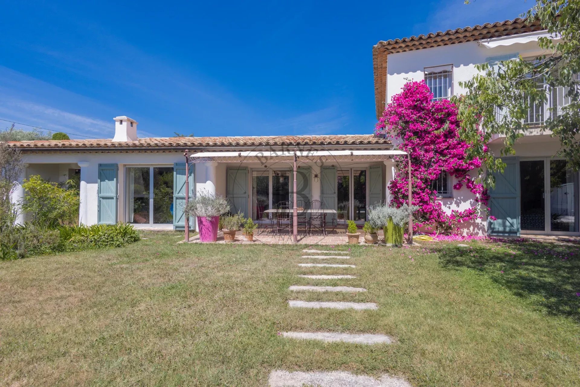 MOUGINS - VILLA AU CALME