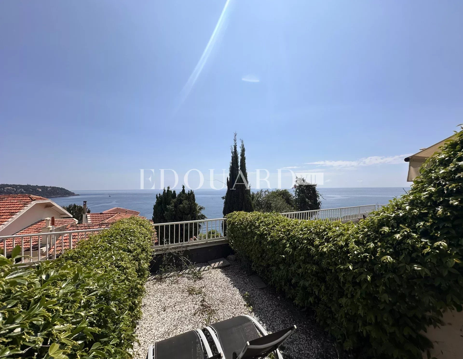 Petit studio en très bon état avec terrasse couverte, agréable jardin et magnifique vue mer panoramique