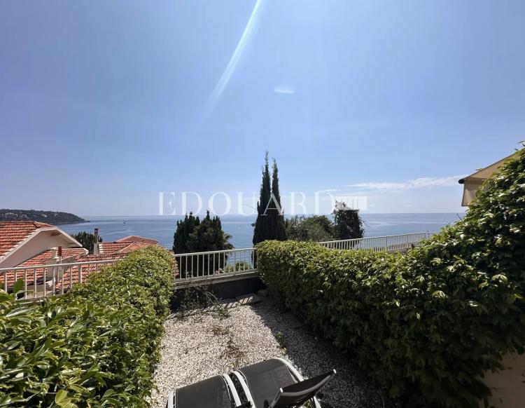 Petit studio en très bon état avec terrasse couverte, agréable jardin et magnifique vue mer panoramique