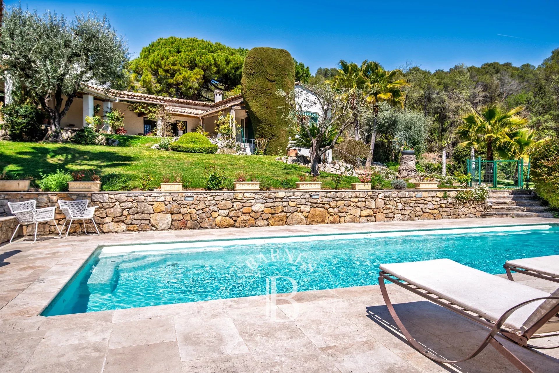 À quelques pas de Valbonne-  Propriété d’exception en domaine fermé, à proximité du golf, 2 maisons d’invités, piscine, calme absolu