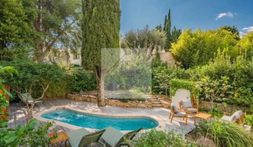Emplacement Privilégié au Cœur de Cannes : Maison de Ville avec Piscine et Stationnement Privatif