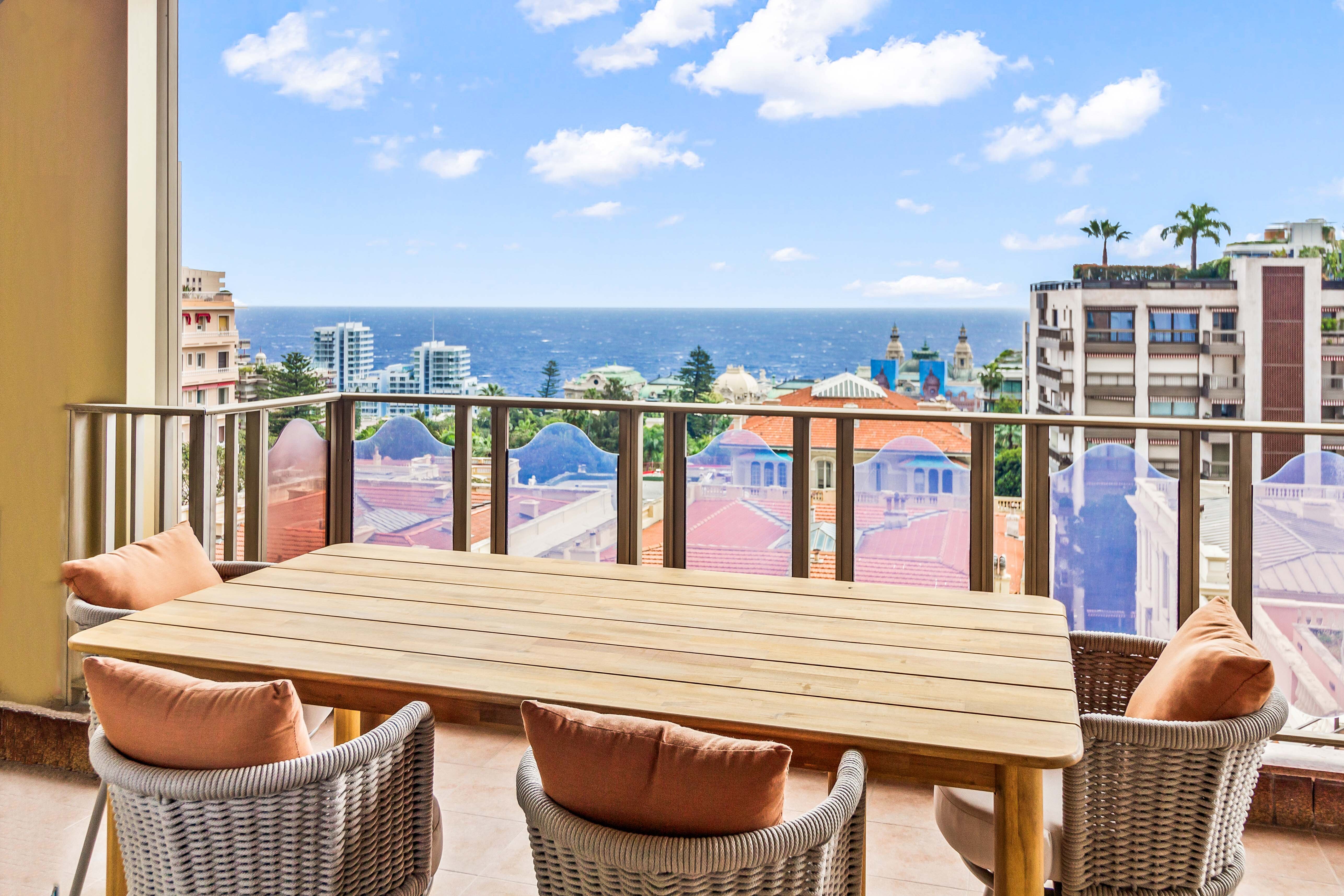 Riviera Palace: 4 Pièces Entièrement Rénové avec Vue Mer & Casino