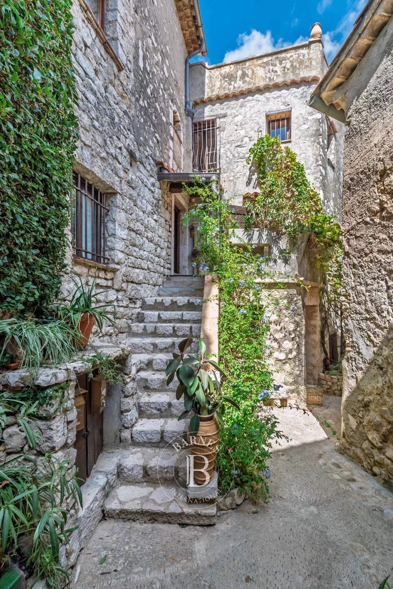 Immeuble historique avec galerie d’art et terrasse panoramique – Saint-Paul-de-Vence