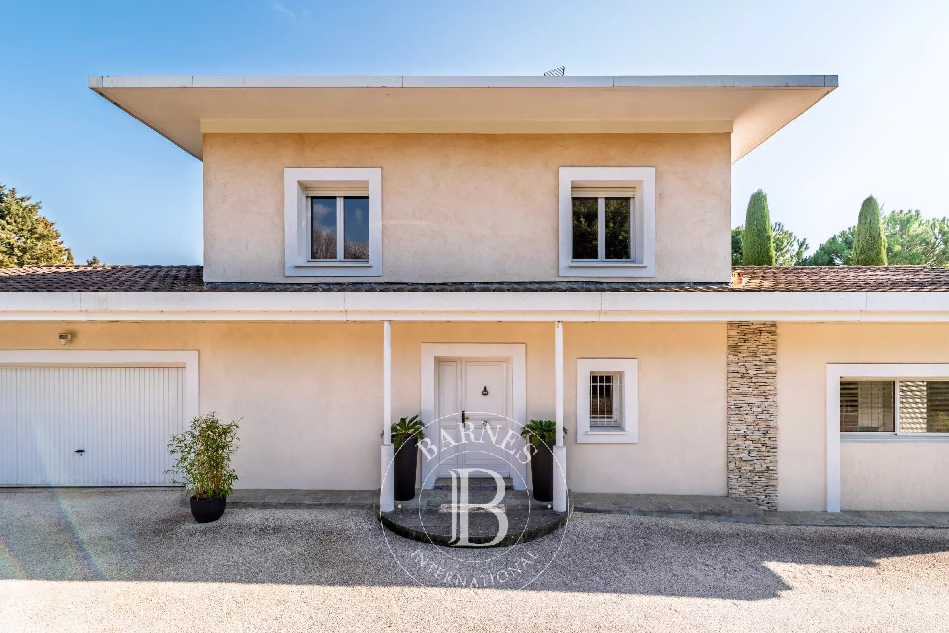 À pied du village de Valbonne – Villa plein sud, piscine, studio indépendant