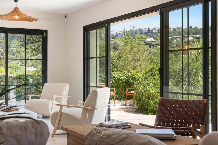 Élégante villa rénovée avec vue panoramique sur Saint-Paul de Vence